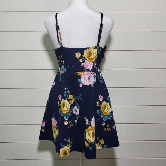 Almost Famous Floral Dress with Spaghetti Straps. Size: L - Picture 2 of 9
